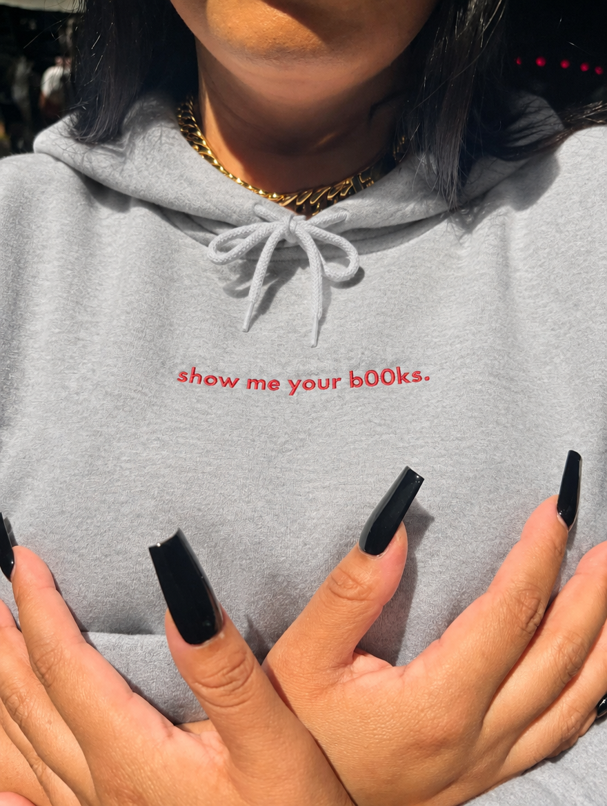 ONA – bOOks Hoodie, lifestyle photo
